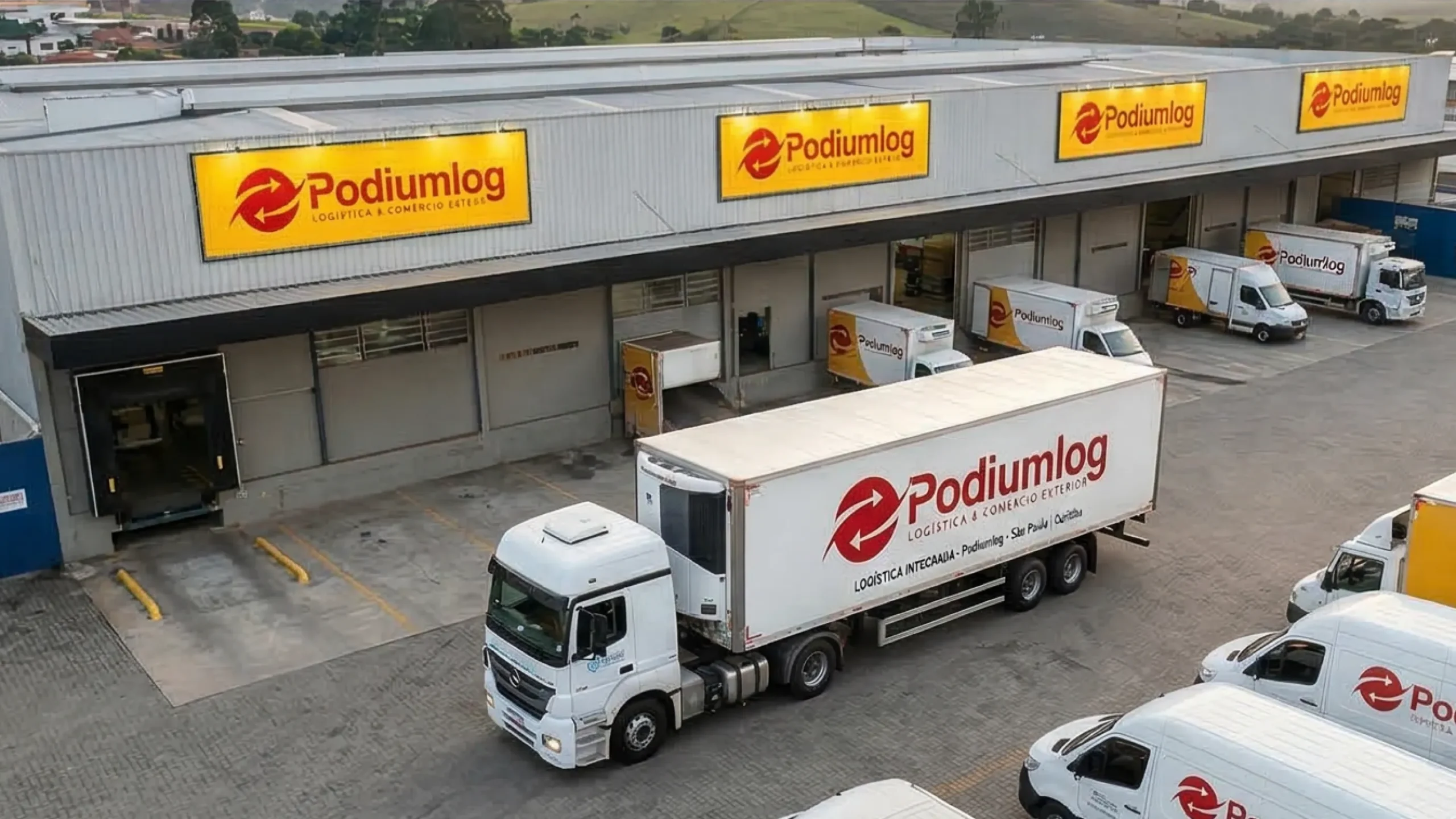 Centro logístico com caminhões realizando carregamento em doca de distribuição e transporte de cargas_1_5x