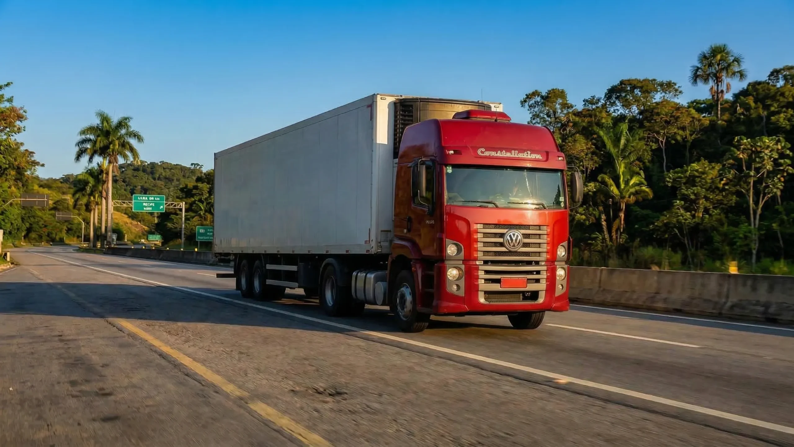 caminhão de carga rodoviária em operação transporte logístico no brasil_1_5x